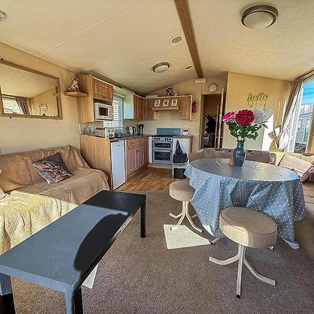 Lovely 6 Berth Caravan At Naze Marine Holiday Park In Essex Ref 17003C Уолтън-он-дъ-Нейз Екстериор снимка