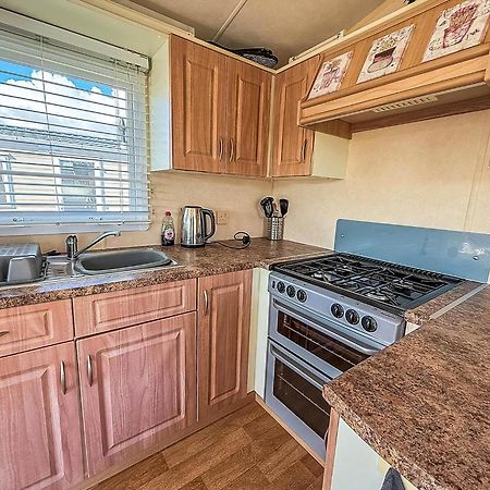 Lovely 6 Berth Caravan At Naze Marine Holiday Park In Essex Ref 17003C Уолтън-он-дъ-Нейз Екстериор снимка