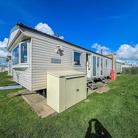 Lovely 6 Berth Caravan At Naze Marine Holiday Park In Essex Ref 17003C Уолтън-он-дъ-Нейз Екстериор снимка