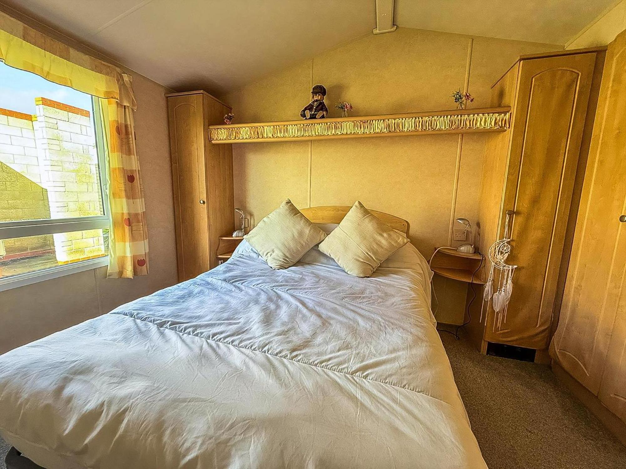Lovely 6 Berth Caravan At Naze Marine Holiday Park In Essex Ref 17003C Уолтън-он-дъ-Нейз Екстериор снимка