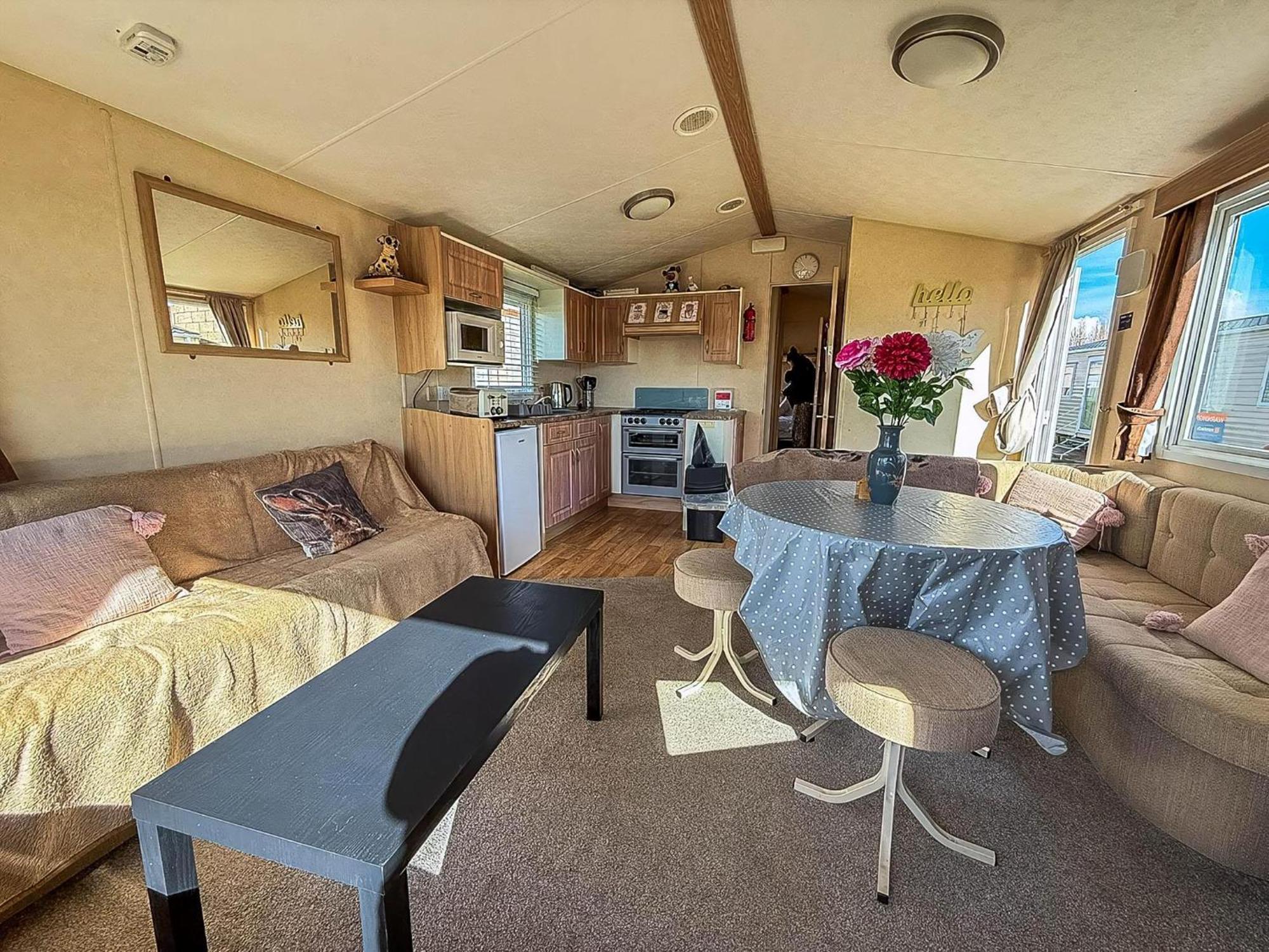 Lovely 6 Berth Caravan At Naze Marine Holiday Park In Essex Ref 17003C Уолтън-он-дъ-Нейз Екстериор снимка