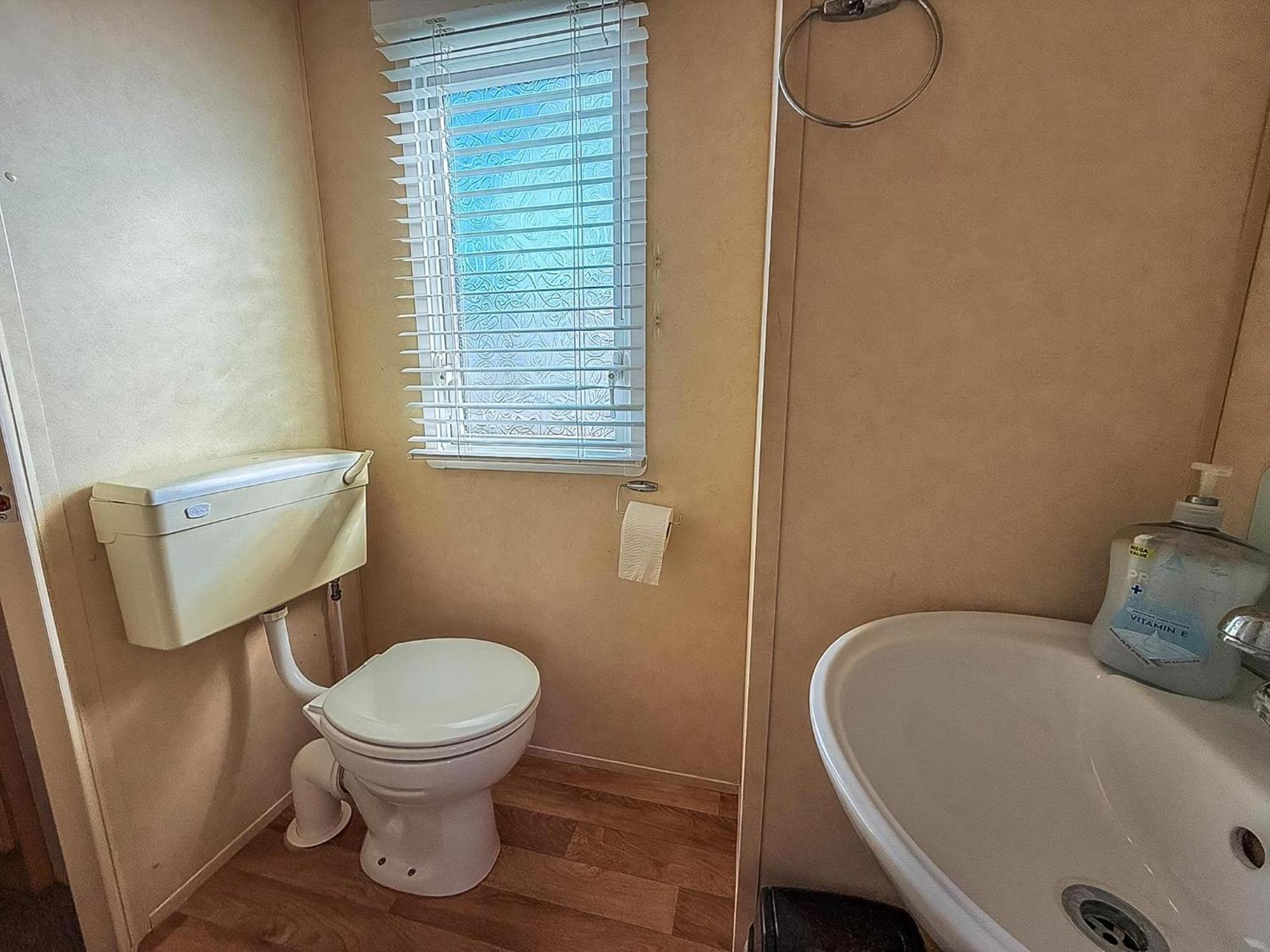 Lovely 6 Berth Caravan At Naze Marine Holiday Park In Essex Ref 17003C Уолтън-он-дъ-Нейз Екстериор снимка