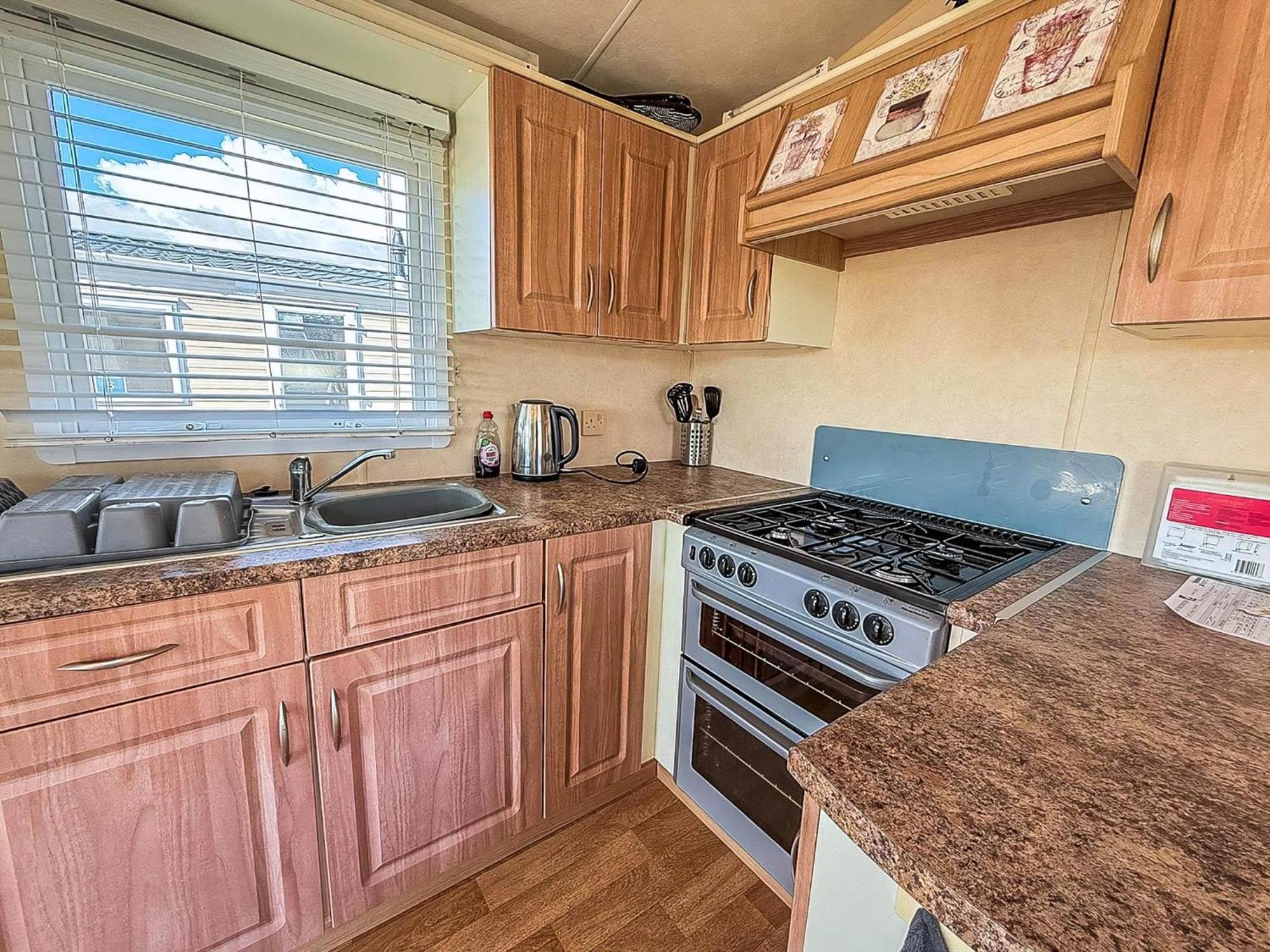 Lovely 6 Berth Caravan At Naze Marine Holiday Park In Essex Ref 17003C Уолтън-он-дъ-Нейз Екстериор снимка