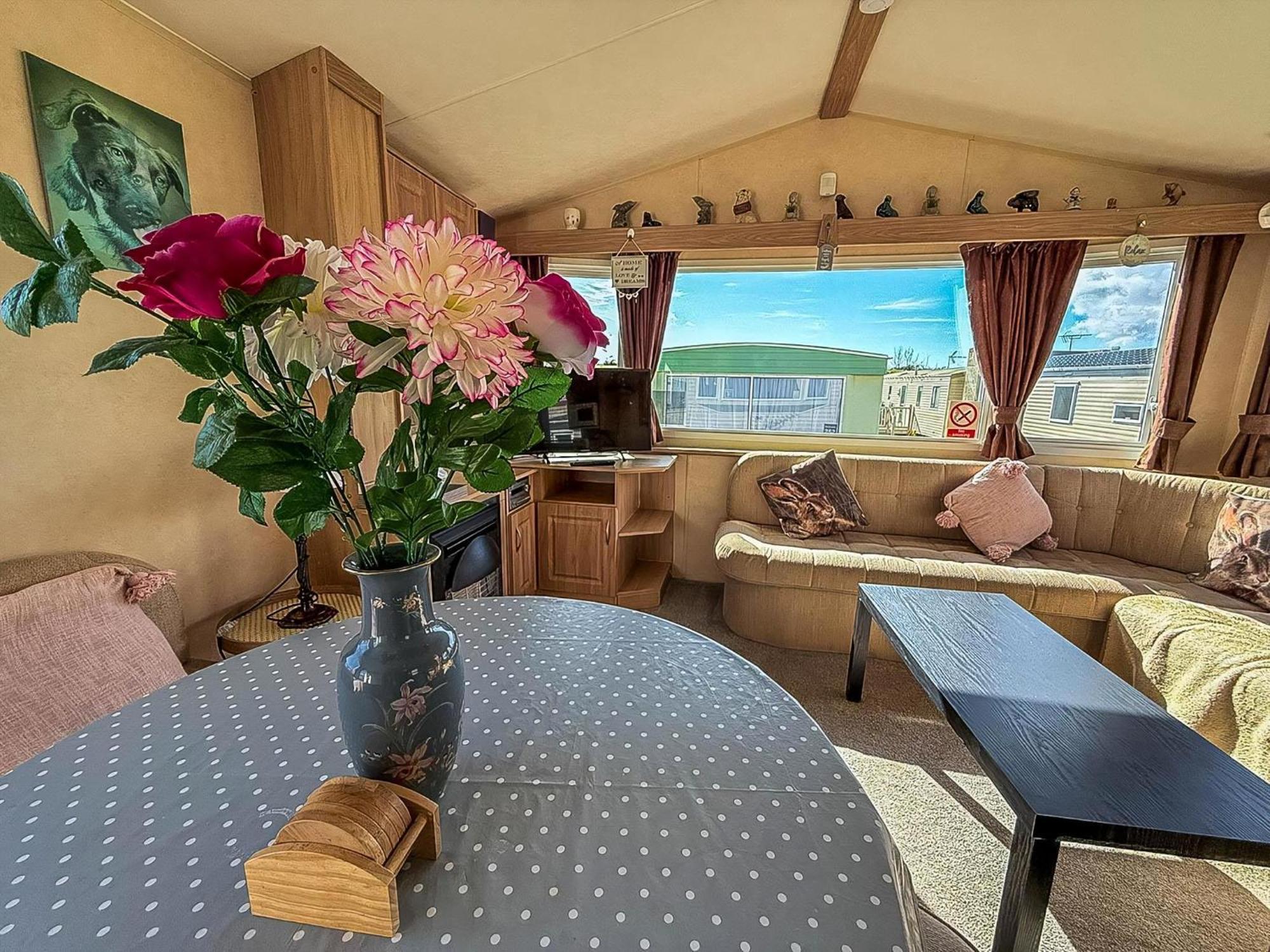 Lovely 6 Berth Caravan At Naze Marine Holiday Park In Essex Ref 17003C Уолтън-он-дъ-Нейз Екстериор снимка
