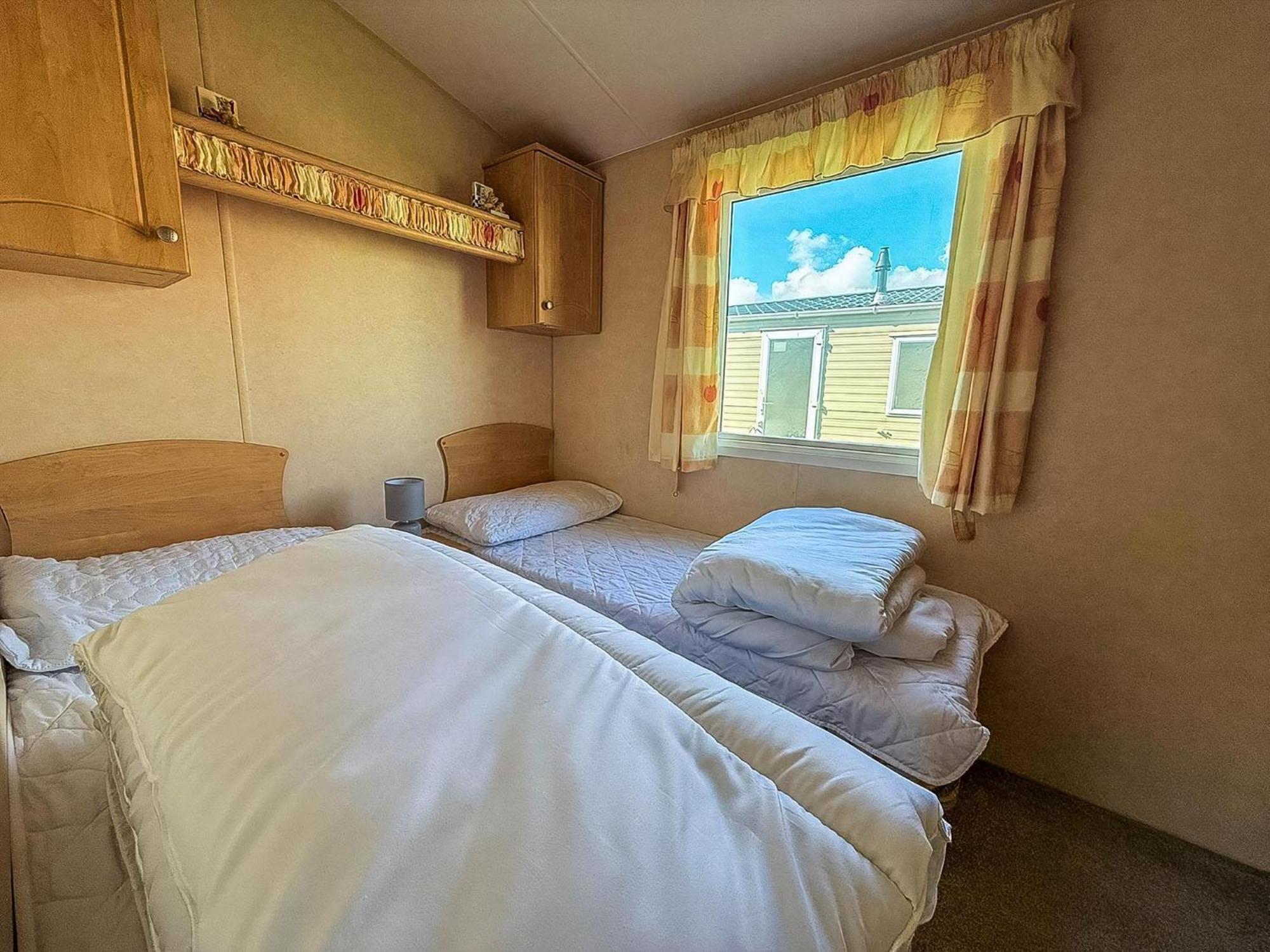 Lovely 6 Berth Caravan At Naze Marine Holiday Park In Essex Ref 17003C Уолтън-он-дъ-Нейз Екстериор снимка